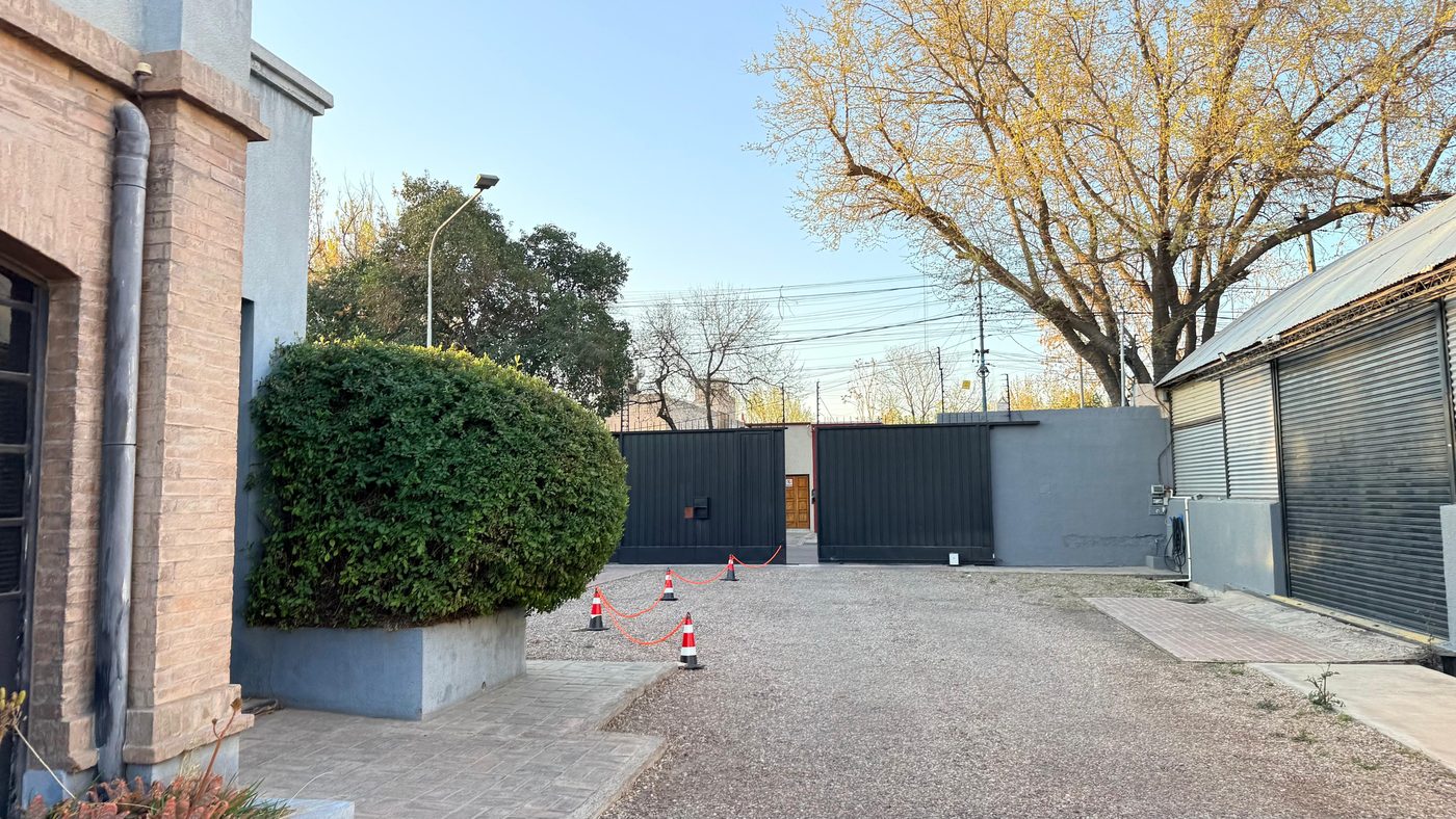 Ingreso a GuardaTODO por calle Rivadavia, con la Nave 500 a la derecha
